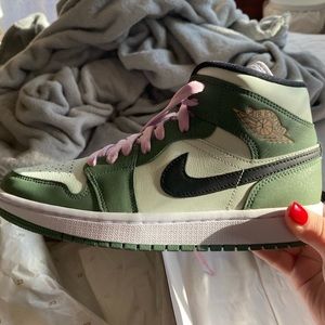 Women’s Air Jordans mid SE dutch green